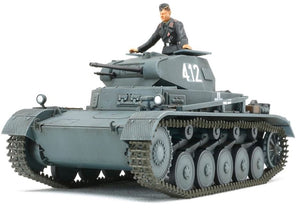 Vista frontal de la maqueta del tanque ligero alemán Panzer II en versiones A, B o C en escala 1:48 de Tamiya con referencia 32570