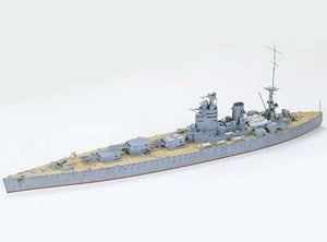 Vista frontal de la maqueta del acorazado inglés Rodney en escala 1:700 de Tamiya con referencia 77502
