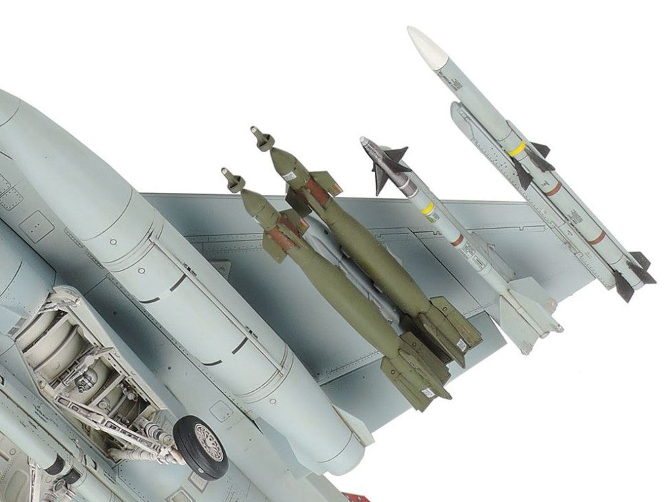 Detalle de ala inferior con armas del cazabombardero F-16C Block 25/32 Fighting Falcon ANG n escala 1:48 de Tamiya con referencia 61101