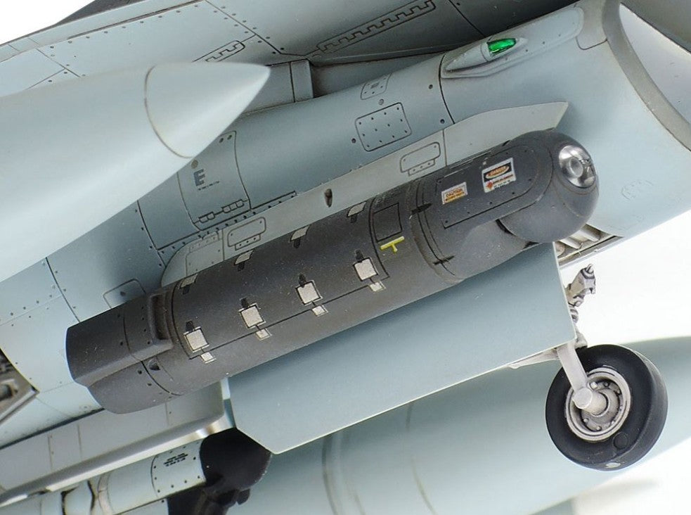 Detalle del Pod con equipo de contramedidas electronicas del F-16C Block 25/32 Fighting Falcon ANG n escala 1:48 de Tamiya con referencia 61101