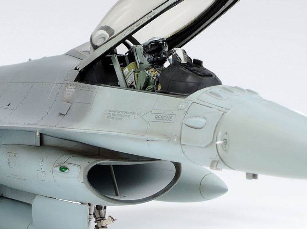 Detalle de cabina abierta y piloto de la maqueta del cazabombardero F-16C Block 25/32 Fighting Falcon ANG n escala 1:48 de Tamiya con referencia 61101