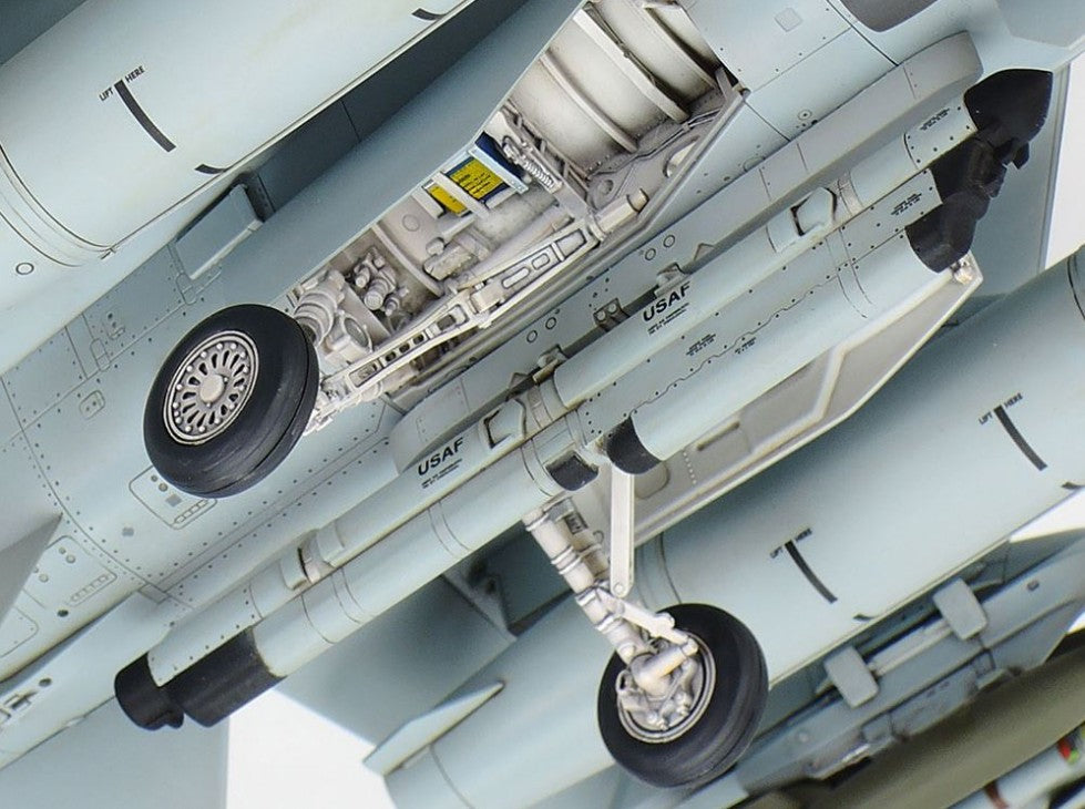 Detalle del tren de aterrizaje de la maqueta del cazabombardero F-16C Block 25/32 Fighting Falcon ANG n escala 1:48 de Tamiya con referencia 61101
