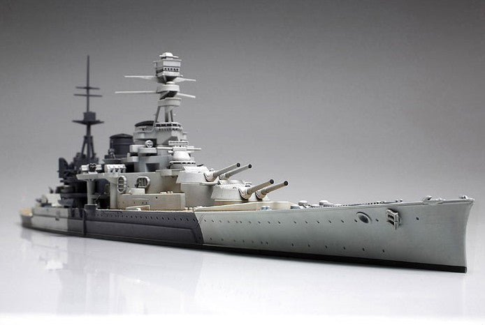 Vista lateral derecha de la maqueta del Crucero de Batalla Británico Repulse en escala 1:700 de Tamiya con referencia 31617