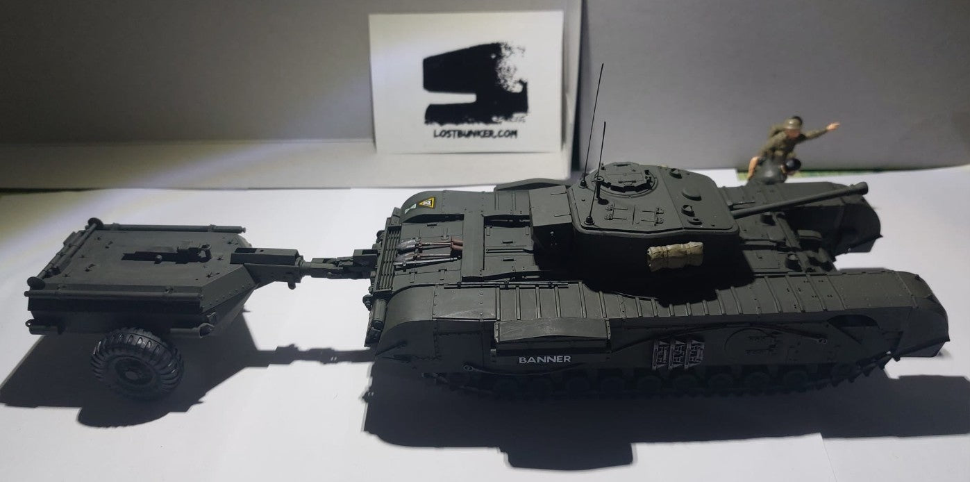 Foto de costado derecho de la maqueta del carro británico Churchill Cocodrile en escala 1:35 de Tamiya con referencia 35100