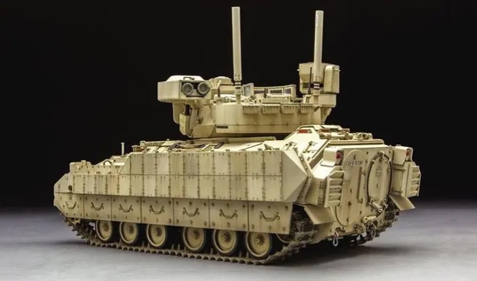 Vista lateral traseral de la maqueta del vehículo de asalto de infanteria M3A3 Bradley con sistema Busk III a escala 1:35 del fabricante Meng on referencia SS-006