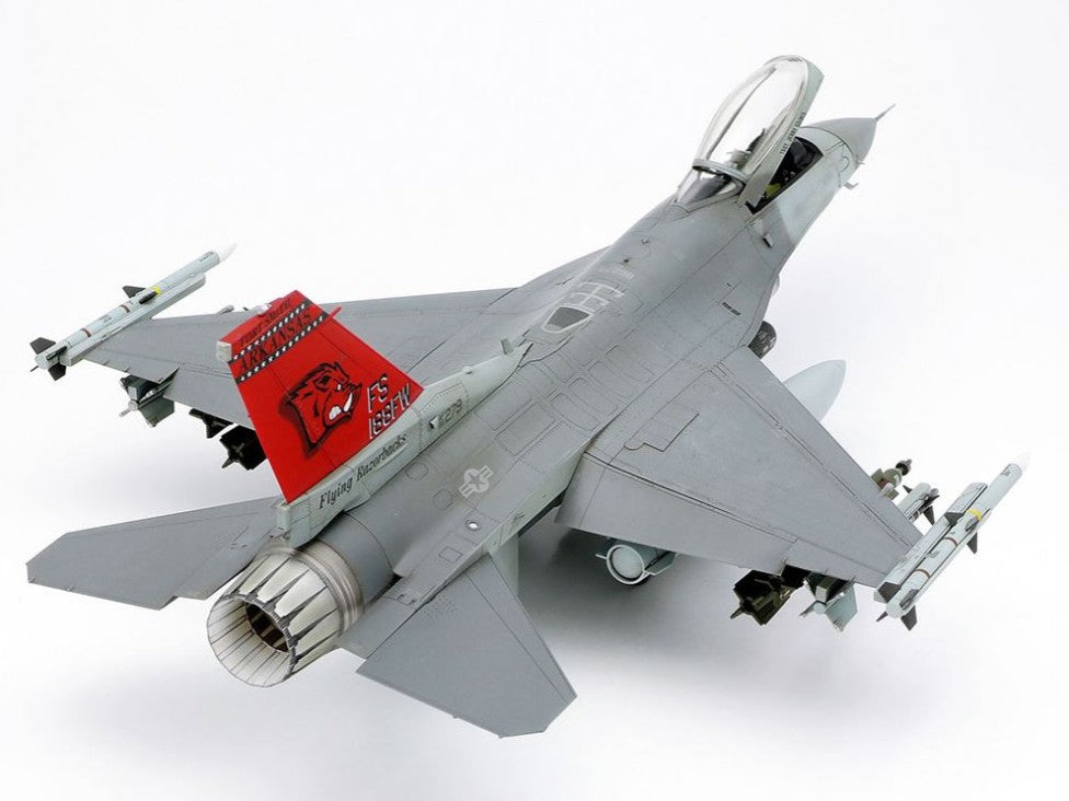 Vista trasera de la maqueta del cazabombardero F-16C Block 25/32 Fighting Falcon ANG n escala 1:48 de Tamiya con referencia 61101