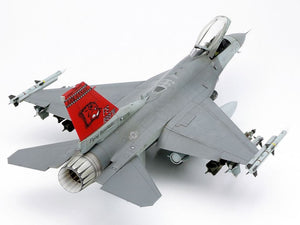 Vista trasera de la maqueta del cazabombardero F-16C Block 25/32 Fighting Falcon ANG n escala 1:48 de Tamiya con referencia 61101