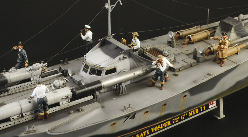 Vista lateral de la maqueta de la lancha torpedera britanica Vosper 74 en escala 1:35 de Italeri referencia 5624