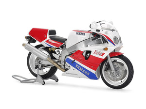 Foto de la maqueta de la moto FZR 750R (OW01) en escala 1:12 de Tamiya referencia 14058