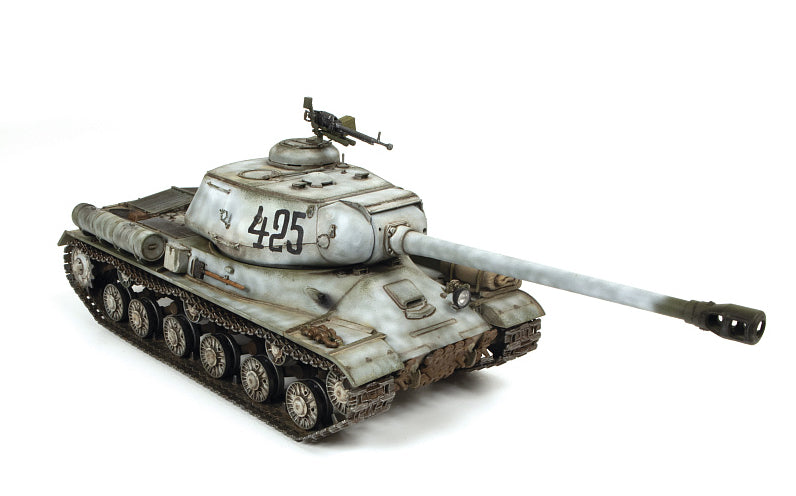 Foto frontal de la maqueta del tanque soviético IS-2 UZTM de 1944 en escala 1:35 de Zvezda referencia 3708