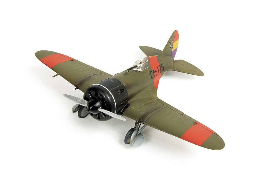 Foto frontal izquierda de la maqueta del caza ruso de la Guerra Civil Polikarpov I-16 en escala 1:2 de Zvezda referencia 7330