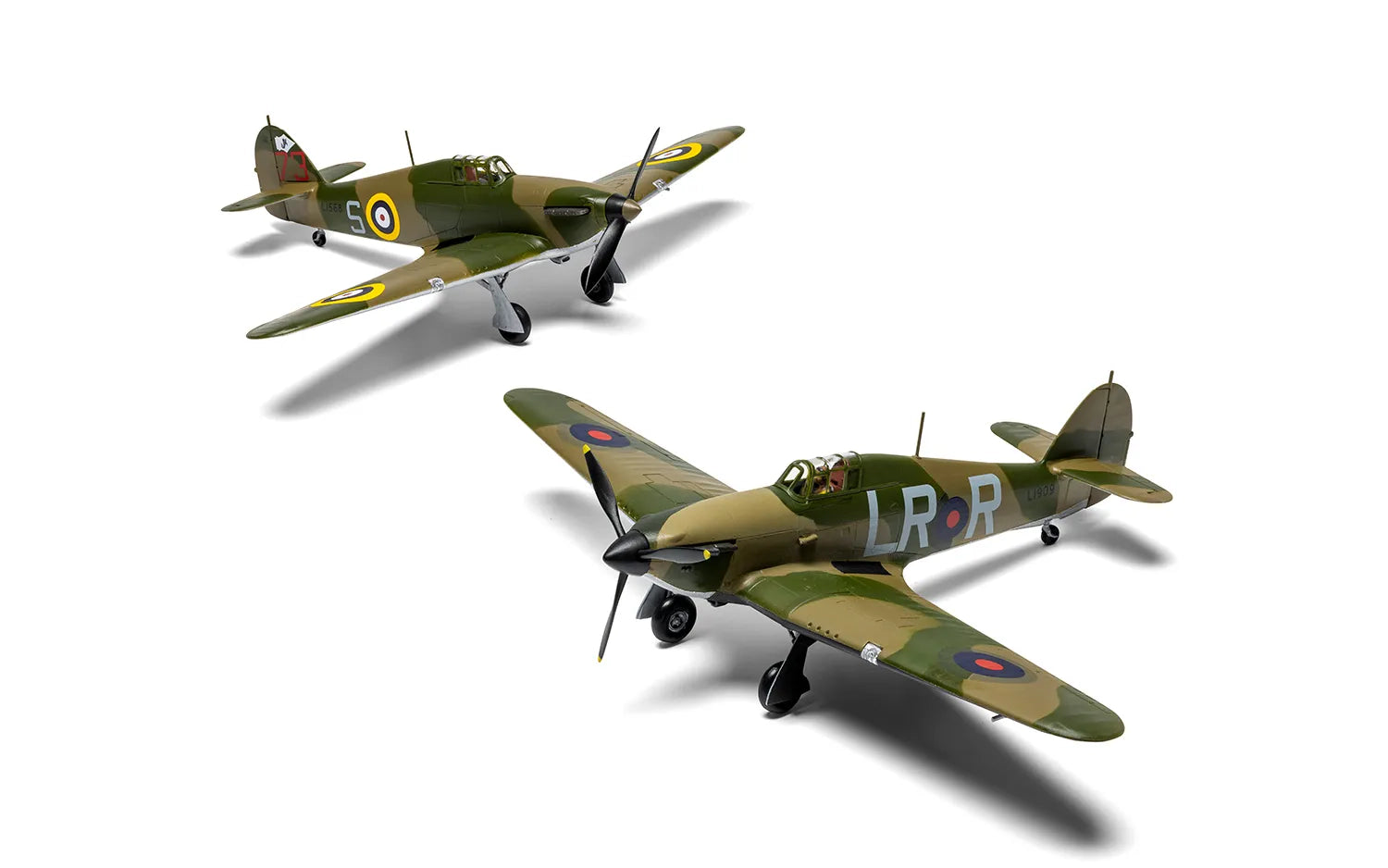 Foto frontal con ambas decoraciones de la maqueta del caza británico Hawker Hurricane Mk.I en escala 1:72 de Airfix referencia A02067A