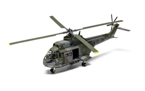Foto delantera con decoración 1 de la maqueta del helicóptero militar Westland Puma HC.1 en escala 1:72 de Airfix referencia A03021V