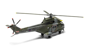Foto trasera con decoración 1 de la maqueta del helicóptero militar Westland Puma HC.1 en escala 1:72 de Airfix referencia A03021V