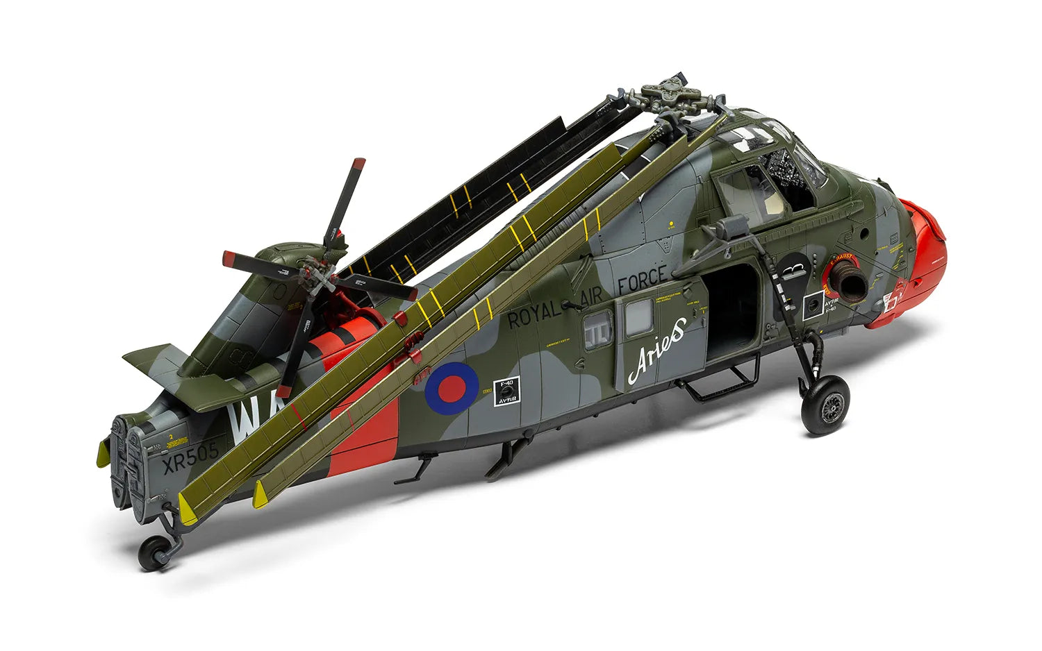 Foto perfil derecho con las hélices recogidas y decoración británica de la maqueta del helicóptero Westland Wessex HC2 en escala 1:72 de Airfix referencia A04068