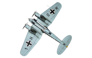 Foto inferior con decoración 1 de la maqueta del bombardero alemán He111 H-6 en escala 1:72 de Airfix referencia A07007C