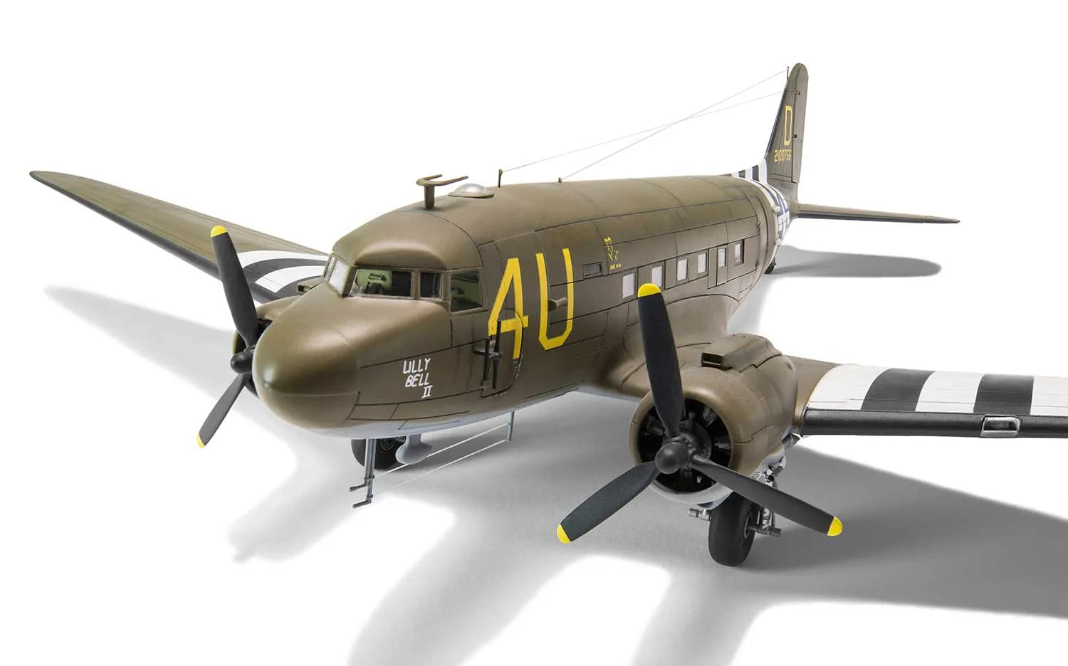 Foto frontal de la maqueta del avión de carga C-47 Skytrain en escala 1:72 de Airfin referencia A08014