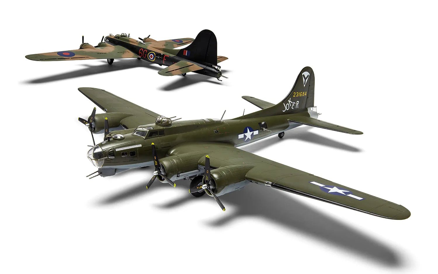 Foto de ambas versiones de la maqueta del bombardero B-17G en escala 1:72 de Airfix referencia A08018A