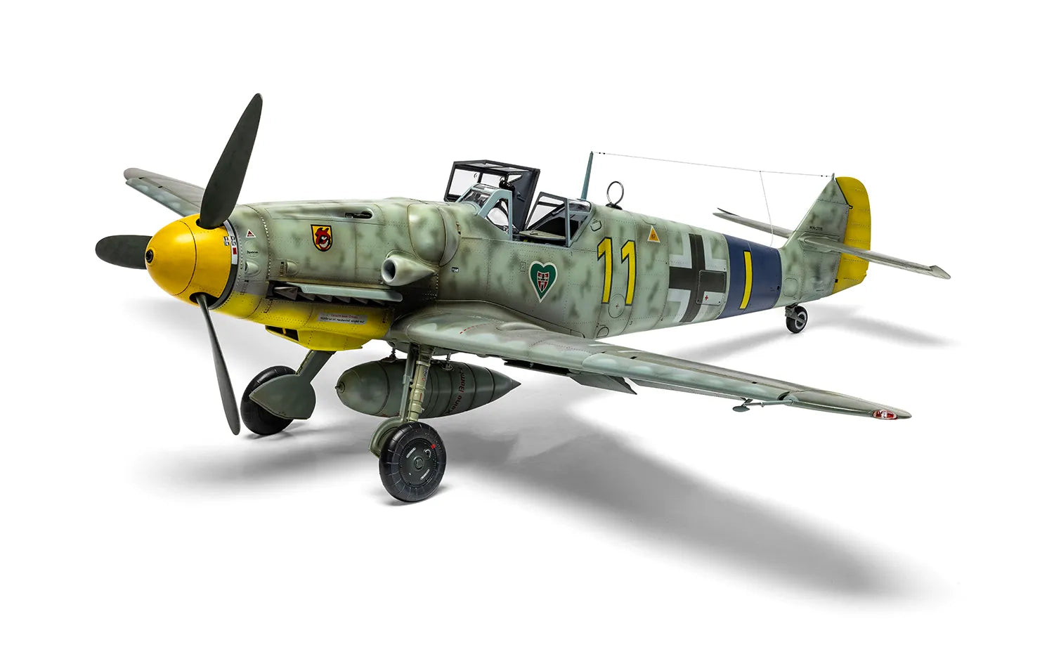 Foto frontal con decoración 4 de la maqueta del caza alemán Me109 G5/6 en escala 1:24 de Airfix referencia A17003