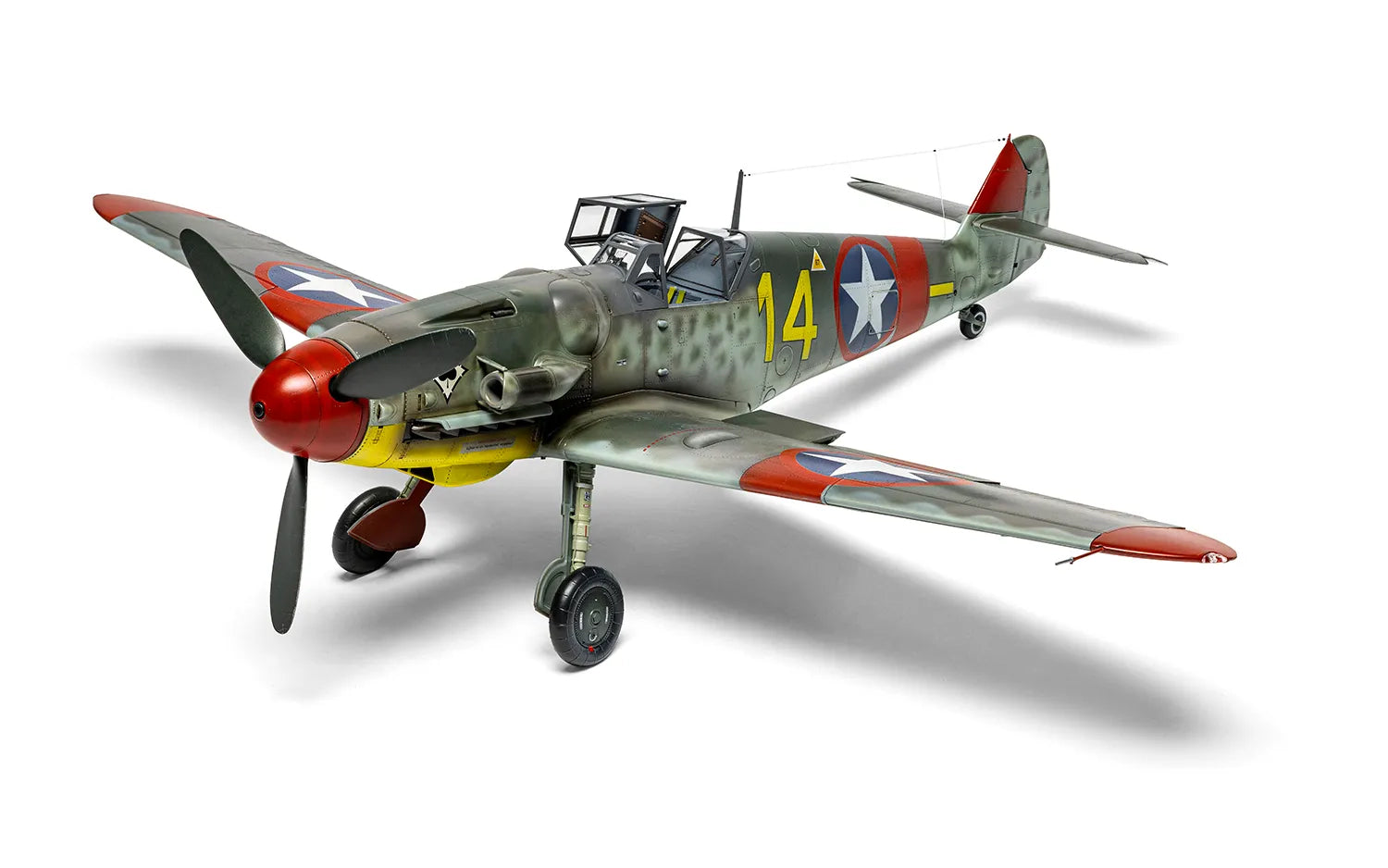 Foto frontal con decoración 1 de la maqueta del caza alemán Me109 G5/6 en escala 1:24 de Airfix referencia A17003
