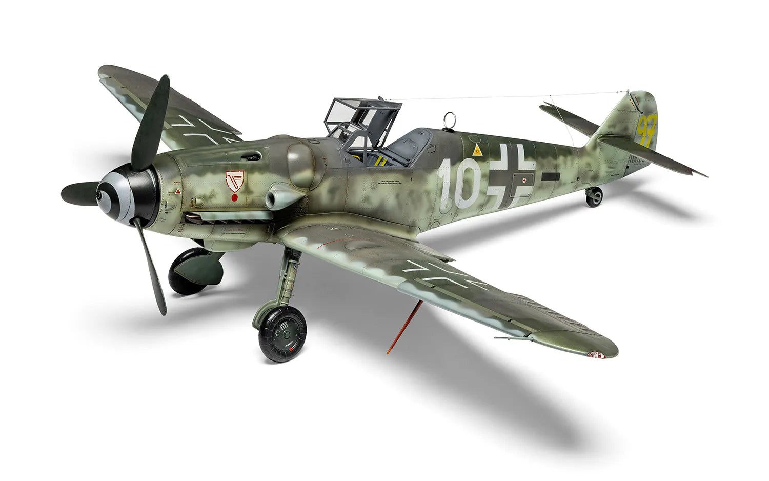 Foto frontal con decoración 3 de la maqueta del caza alemán Me109 G5/6 en escala 1:24 de Airfix referencia A17003