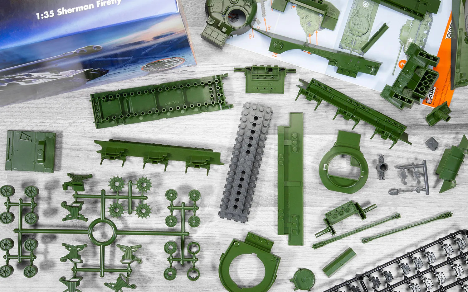 Piezas de la maqueta Quickbuild del tanque Sherman Firely en escala 1:35 de Airfix referencia J6042