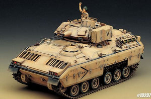 ACADEMY (1/35) M2 Bradley U.S. Army Infantry Fighting Vehicle