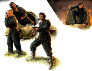 MASTER BOX (1/35) Bail Out! - Russian Tank Crew Kursk, 1943