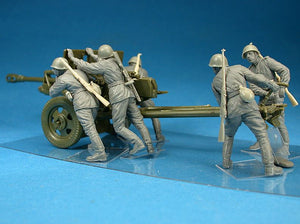 MINIART (1/35) Soviet Artillery Crew on Maneuver