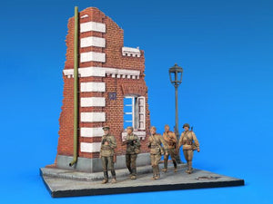 MINIART (1/35) Infanterie en ville